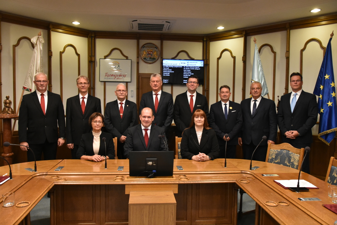 Képviselő-testület tagjai fényképen Képviselő-testület tagjai fényképen